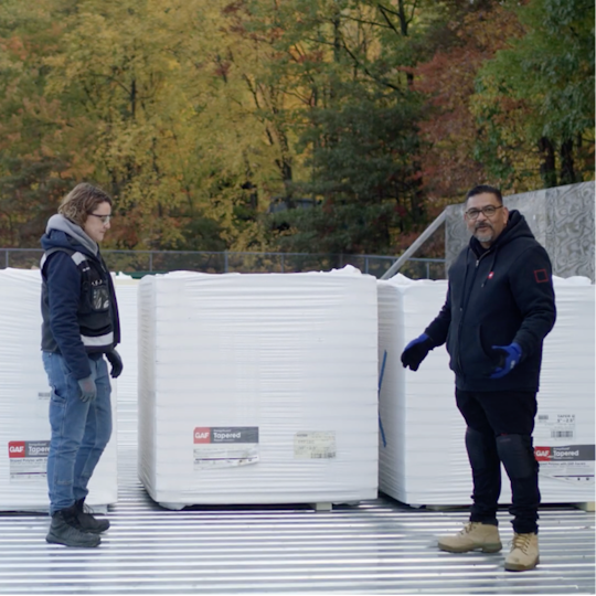 Chino Alvarado y un contratista Certified™ de GAF hablan sobre desviadores de 4' x 8' (1.2 m x 2.4 m) y paquetes dobles para maximizar la eficiencia del aislante para techos.