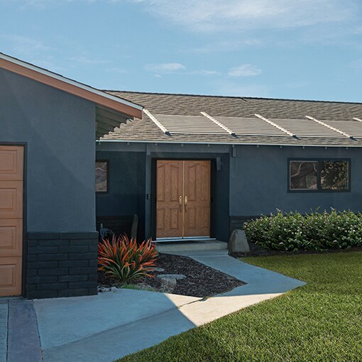 Front view of a house with Timberline Solar® ES 2 shingles, which have a modern, clean look. 
