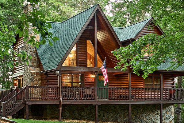 House with Timberline HDZ® Shingles in the color Mission Brown.