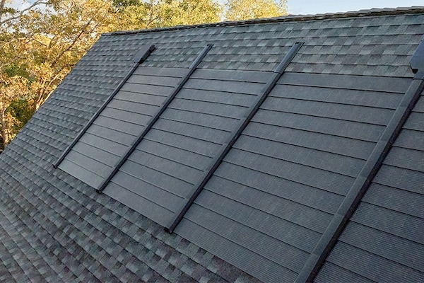 A close-up view of a roof featuring the sleek, low-profile GAF Energy Timberline Solar® ES 2 solar shingles, which are integrated seamlessly with a GAF Timberline asphalt shingle roof. 