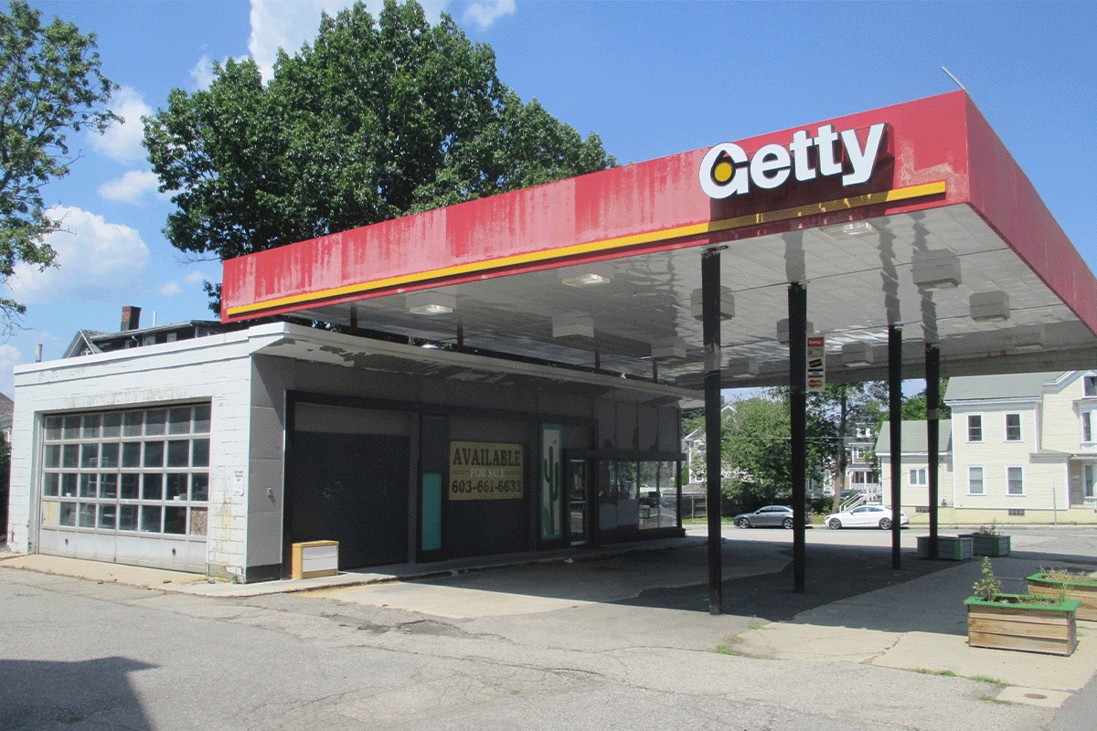 The rundown Getty gas station in Portsmouth, NH before it was retrofitted into The Getty Bagel Shop.