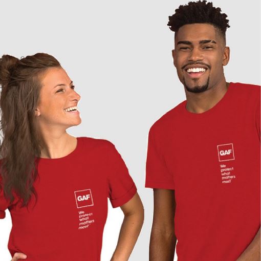 Empleados de GAF en camisetas rojas de marca