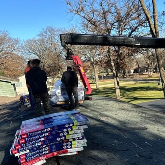 GAF employees supporting veterans with new roofing