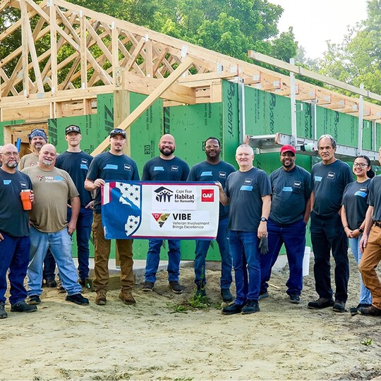 GAF employees supporting veterans with new roofing