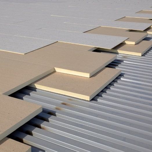 Paneles de tablero para cubierta de GAF en la parte superior de un techo comercial.