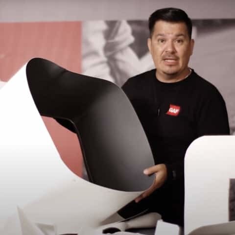 Chino sosteniendo accessorios de techos TPO