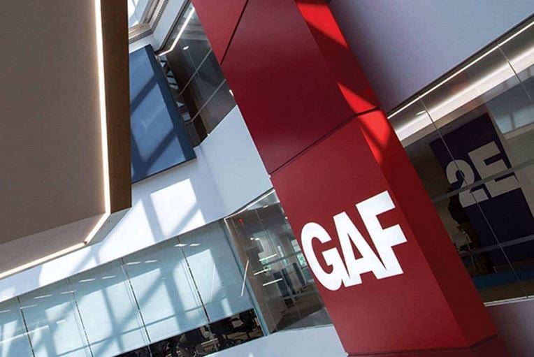 Logotipo de GAF en el interior del edificio de la sede de NJ