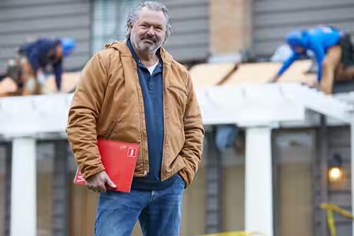 GAF contractor outside customer home.