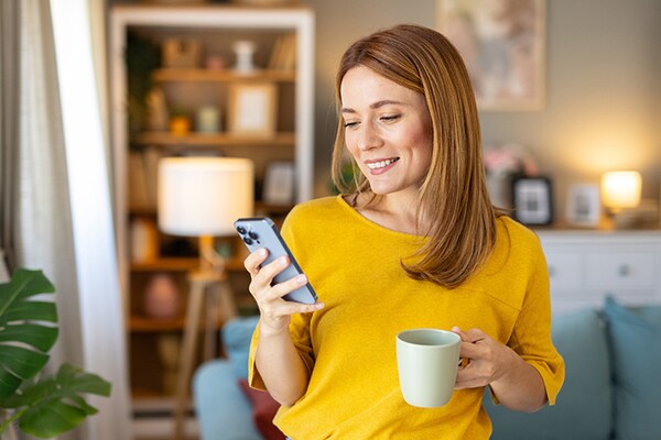 A homeowner accesses the homeowner portal to monitor her energy production. 