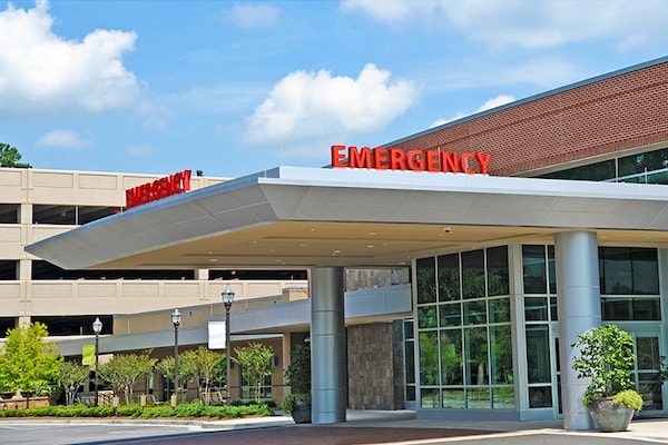 The outside of the emergency wing of a hospital.