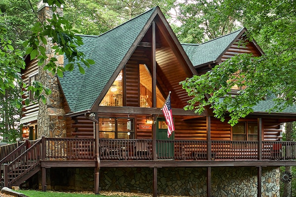 House with Timberline HDZ® Shingles in the color Mission Brown.