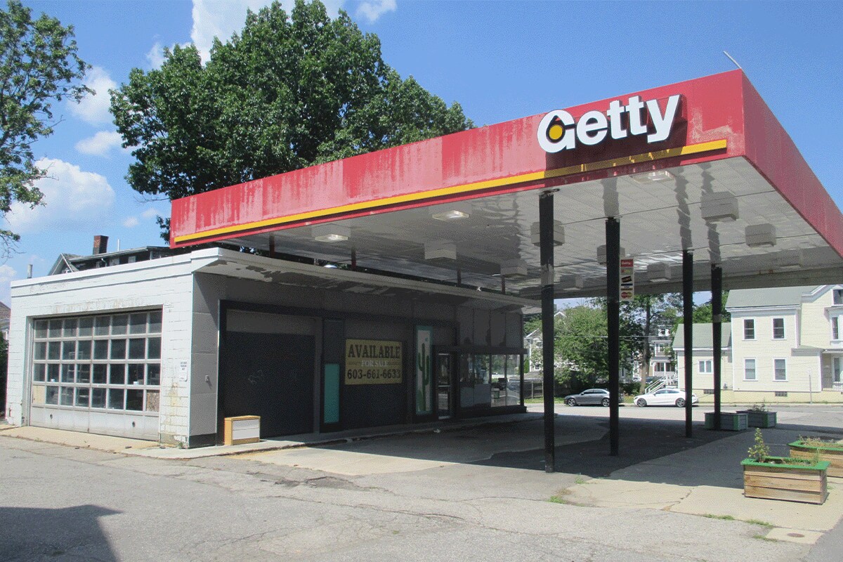 The rundown Getty gas station in Portsmouth, NH before it was retrofitted into The Getty Bagel Shop.
